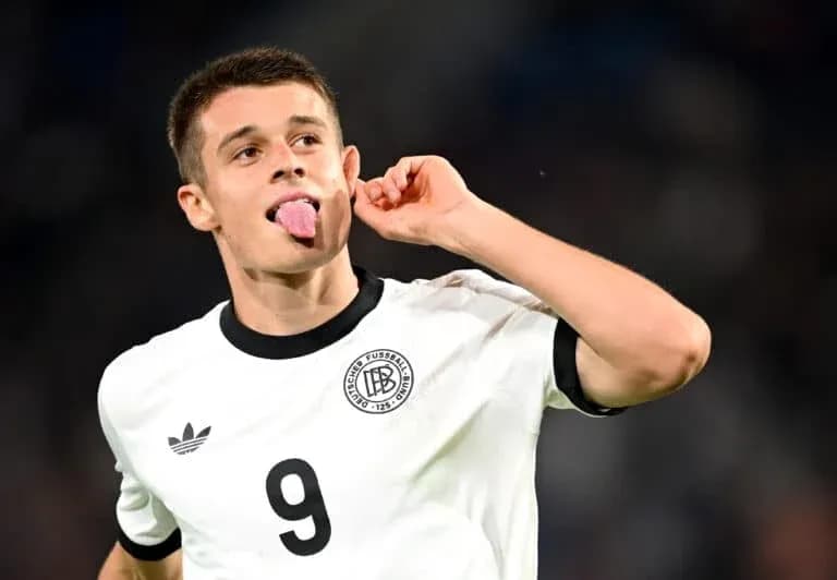 Futbolchi to'pni urishdan oldin tilini chiqaradi Futbolchi to'pni urishdan oldin tilini chiqaradi