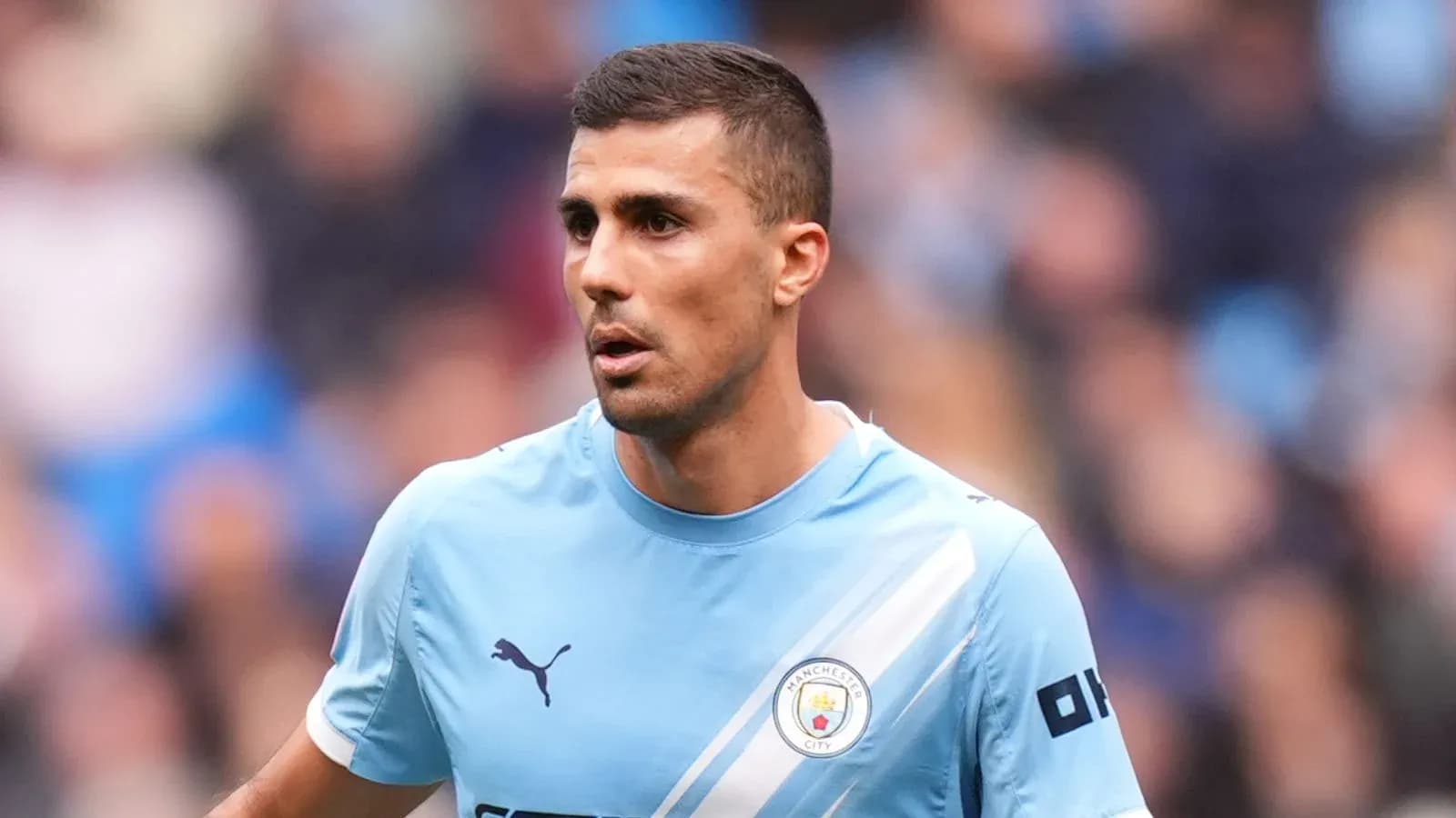 Futbolchi Manchester City formasida o'yin o'tkazmoqda Futbolchi Manchester City formasida o'yin o'tkazmoqda
