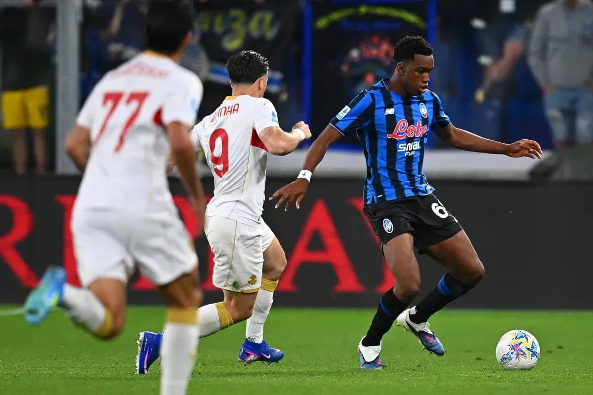 Atalanta player dribbling past Roma opponent during match Atalanta player dribbling past Roma opponent during match