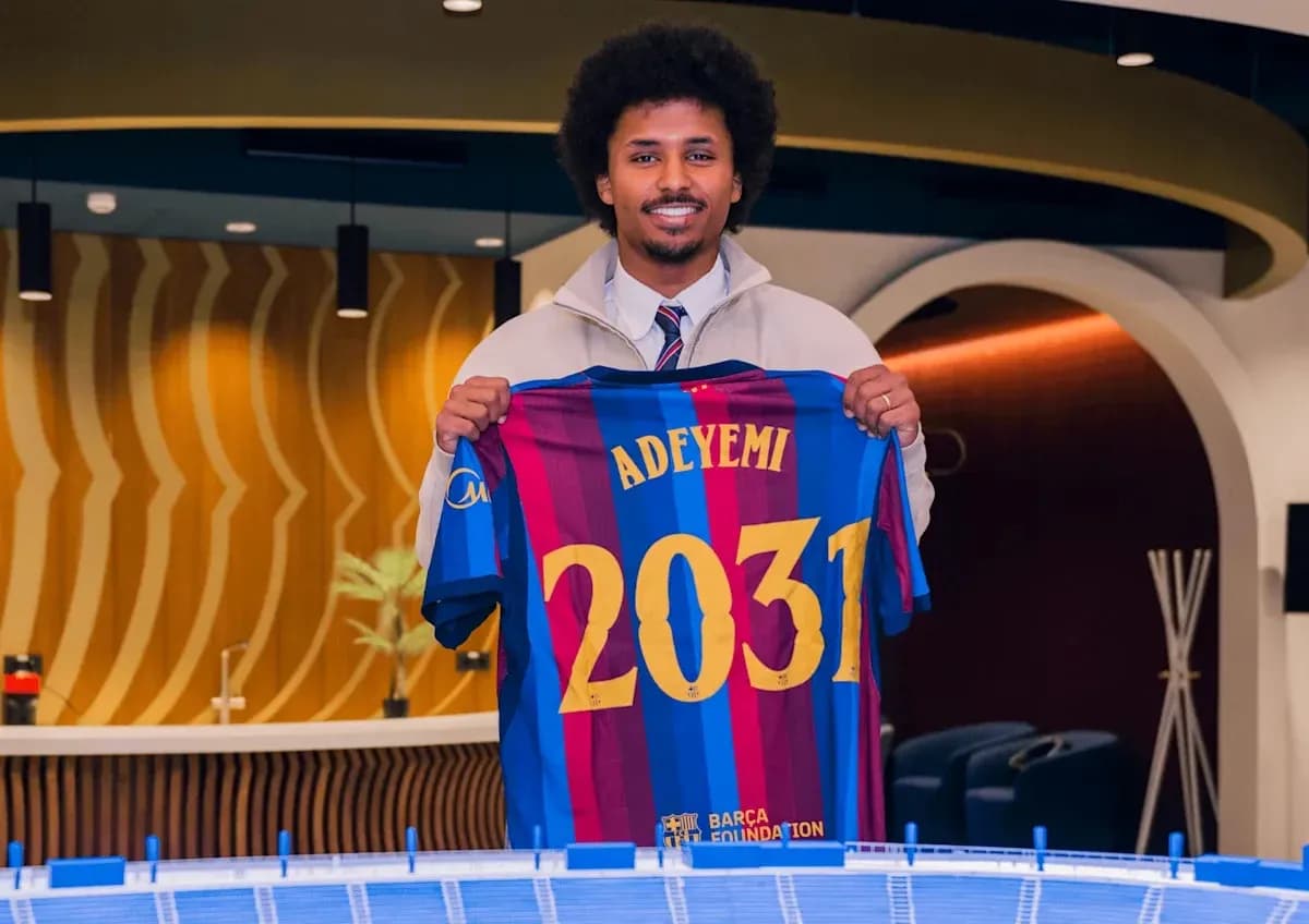 Futbolchi Adeyemi yangi forma bilan turibdi Futbolchi Adeyemi yangi forma bilan turibdi