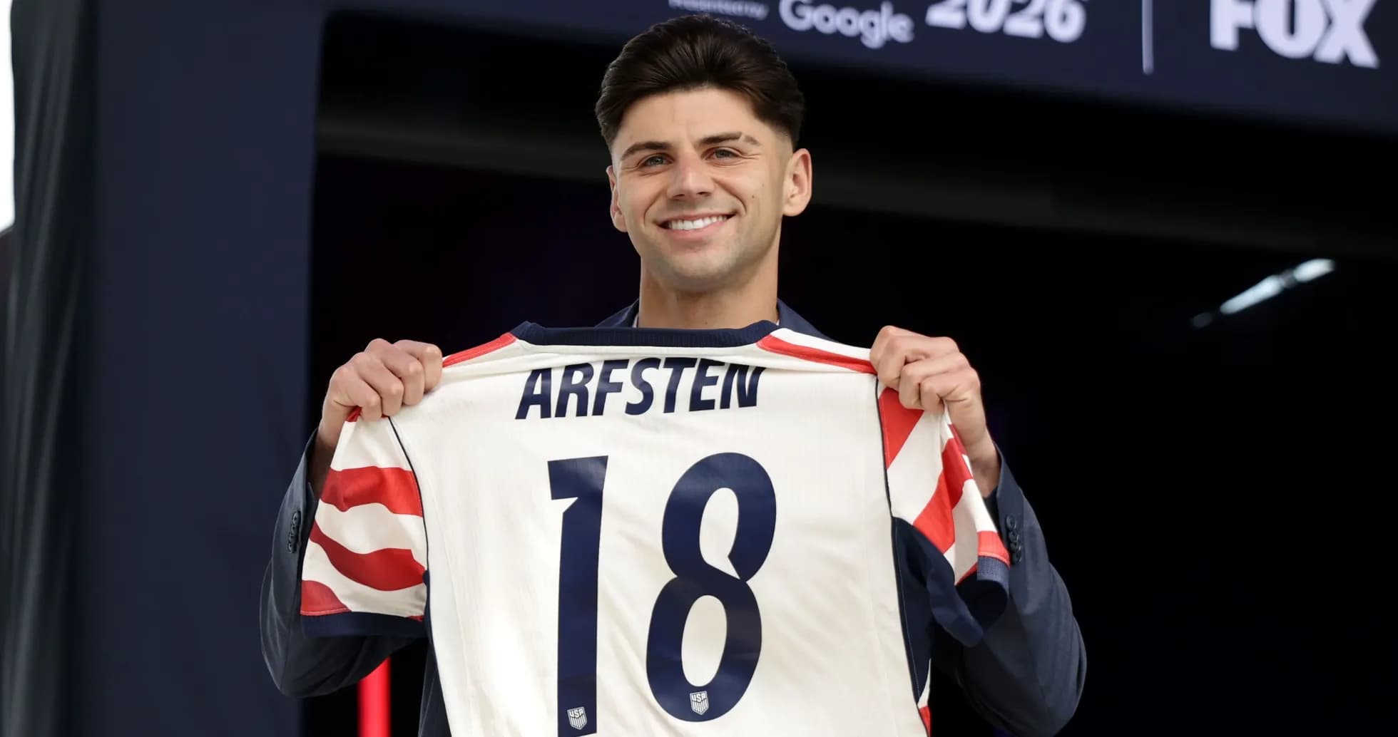 Futbolchi ARFSTEN 18 raqamli forma bilan sahnada Futbolchi ARFSTEN 18 raqamli forma bilan sahnada