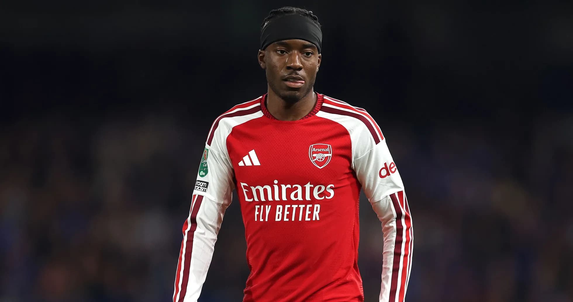 Futbolchi Arsenal formasi bilan maydonda yurmoqda Futbolchi Arsenal formasi bilan maydonda yurmoqda
