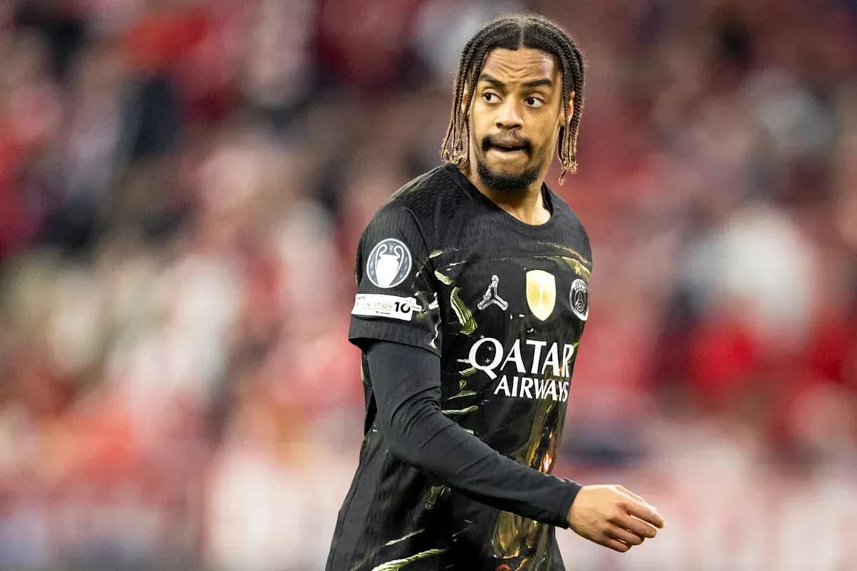 Futbolchi maydonda harakatda, qorong'u formada Futbolchi maydonda harakatda, qorong'u formada