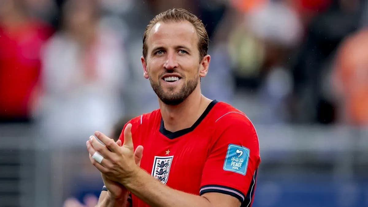 Futbolchi Harry Kane stadionda qo'llarini qarsak chalmoqda Futbolchi Harry Kane stadionda qo'llarini qarsak chalmoqda