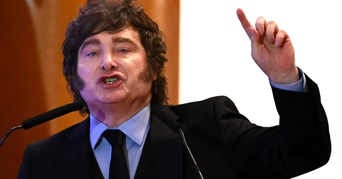 Ovozini ko'tarib turib nutq so'zlayotgan shaxs Ovozini ko'tarib turib nutq so'zlayotgan shaxs