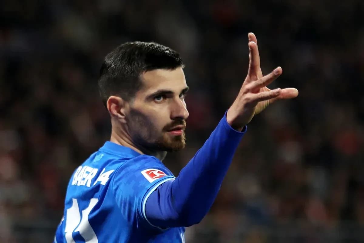 Futbolchi maydonda qo'l harakati bilan belgilamoqda Futbolchi maydonda qo'l harakati bilan belgilamoqda