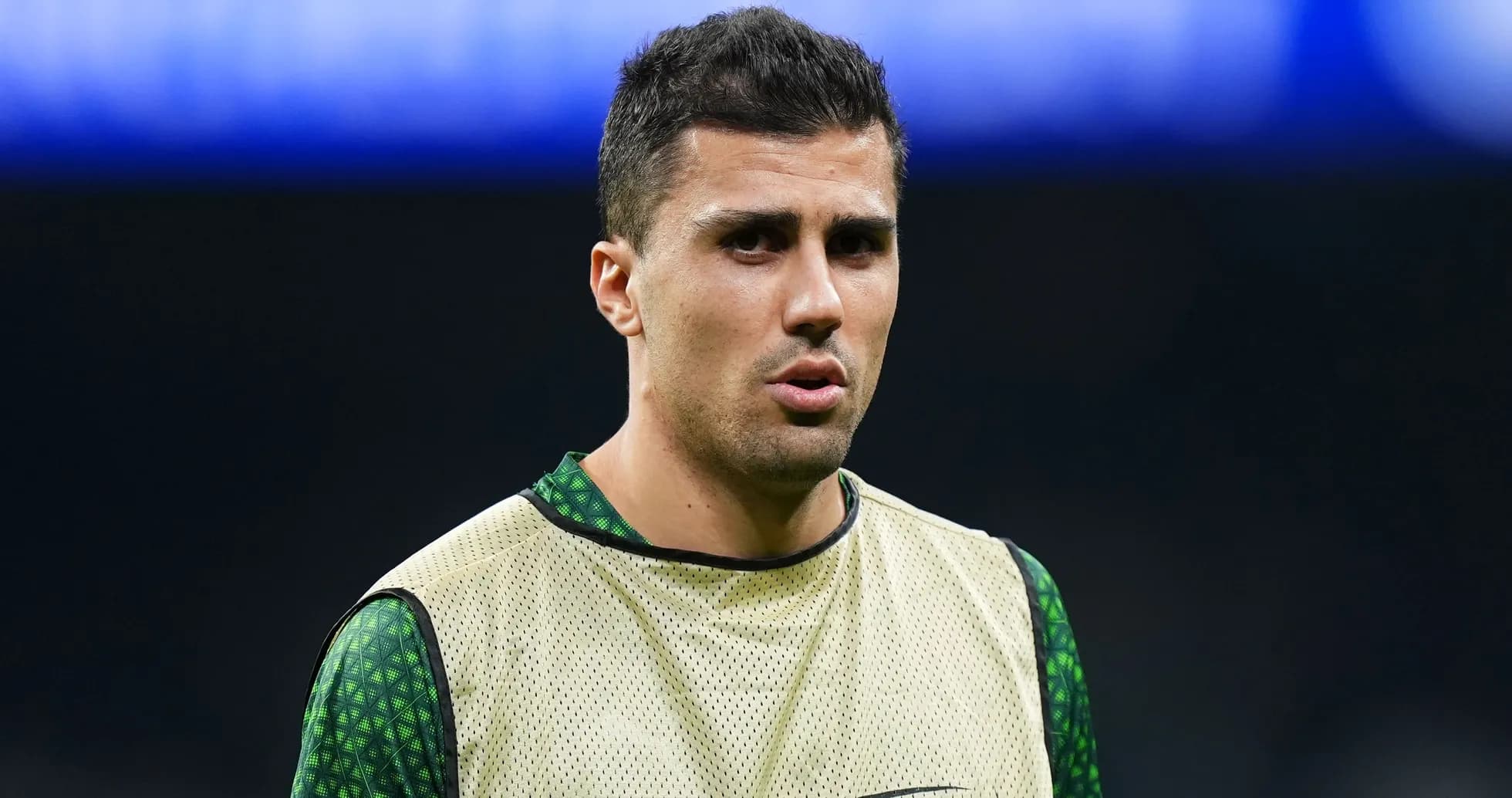 Futbolchi treningda, sport formasida to'plangan Futbolchi treningda, sport formasida to'plangan