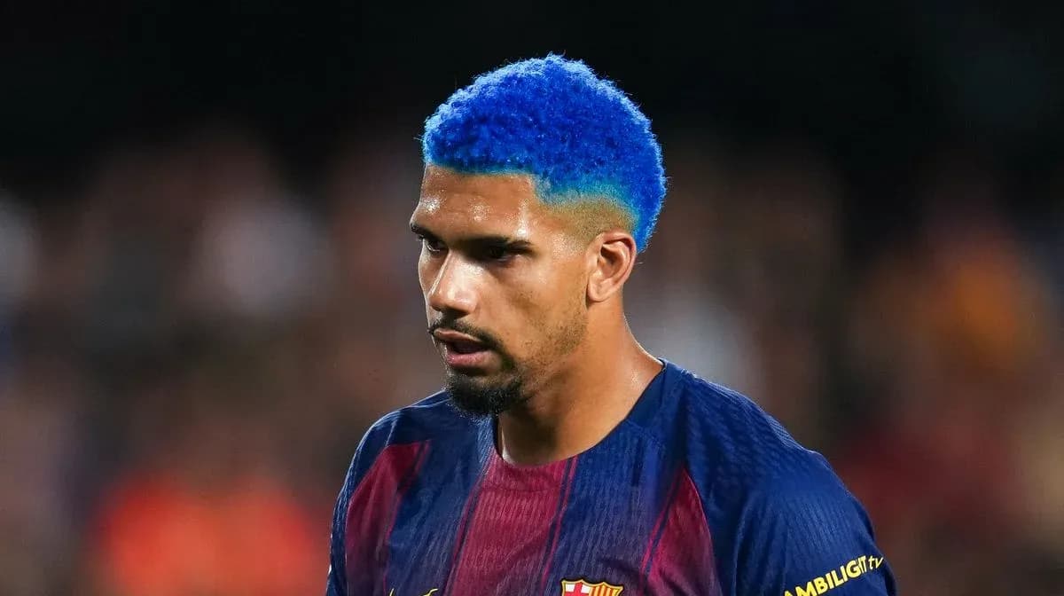 Futbolchi o'yinda, ko'k sochli futbolka kiygan Futbolchi o'yinda, ko'k sochli futbolka kiygan