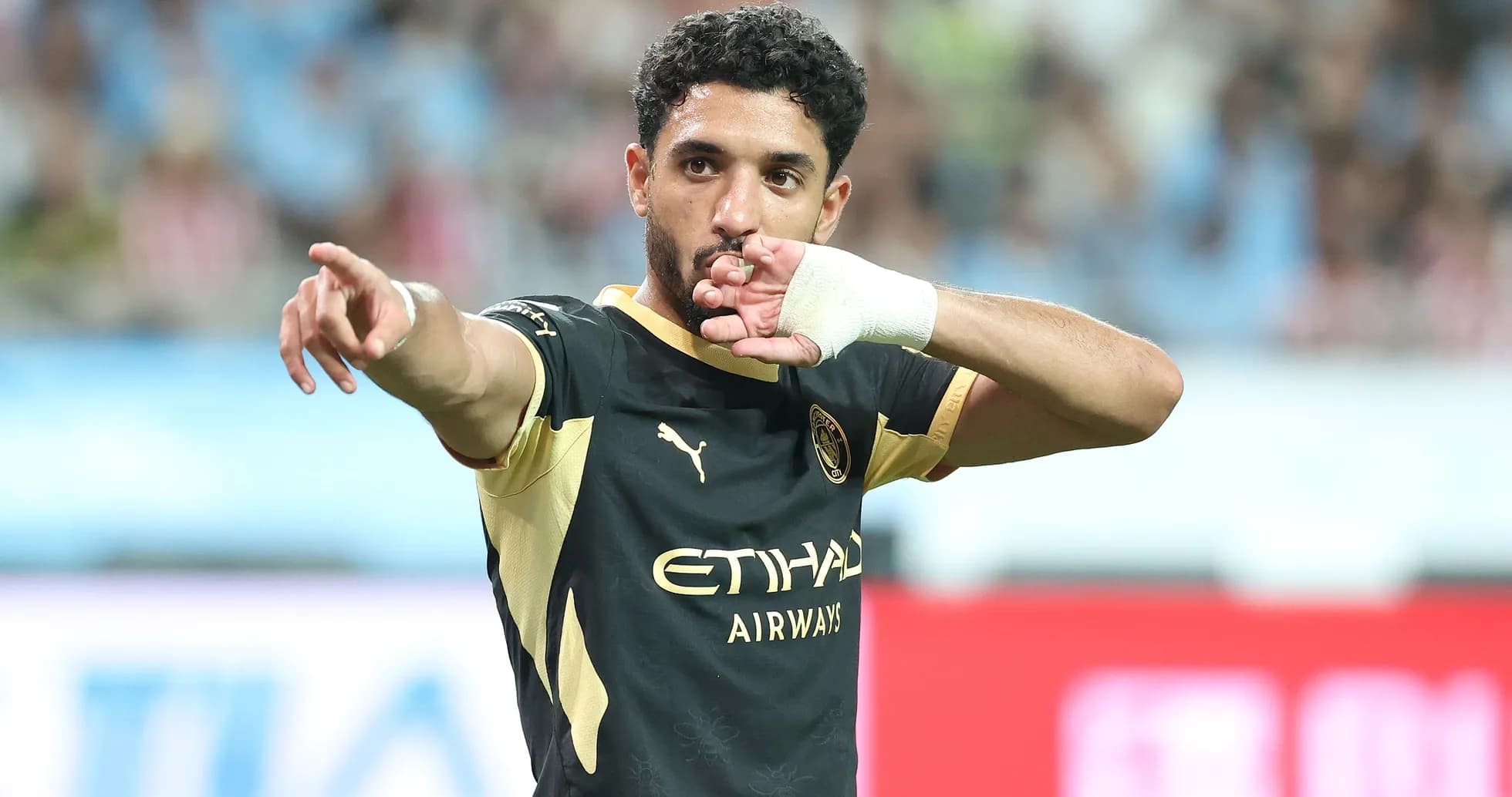 Futbolchi gol urishdan keyin qo'lini ko'taradi Futbolchi gol urishdan keyin qo'lini ko'taradi