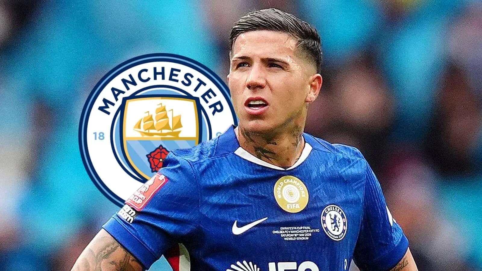 Futbolchi Manchester City logosi fonida harakatda Futbolchi Manchester City logosi fonida harakatda