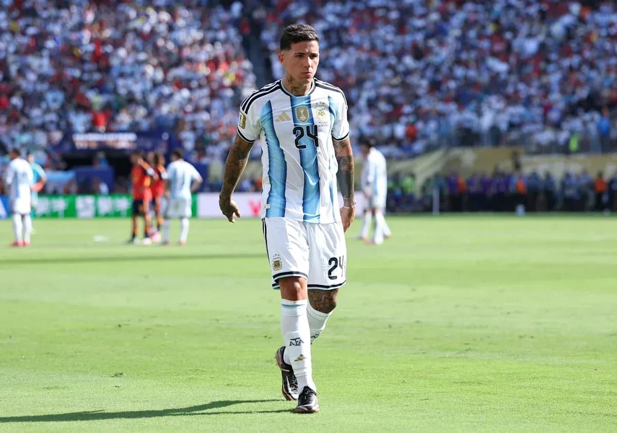 Futbolchi Argentina formasida maydonda yurib bormoqda Futbolchi Argentina formasida maydonda yurib bormoqda