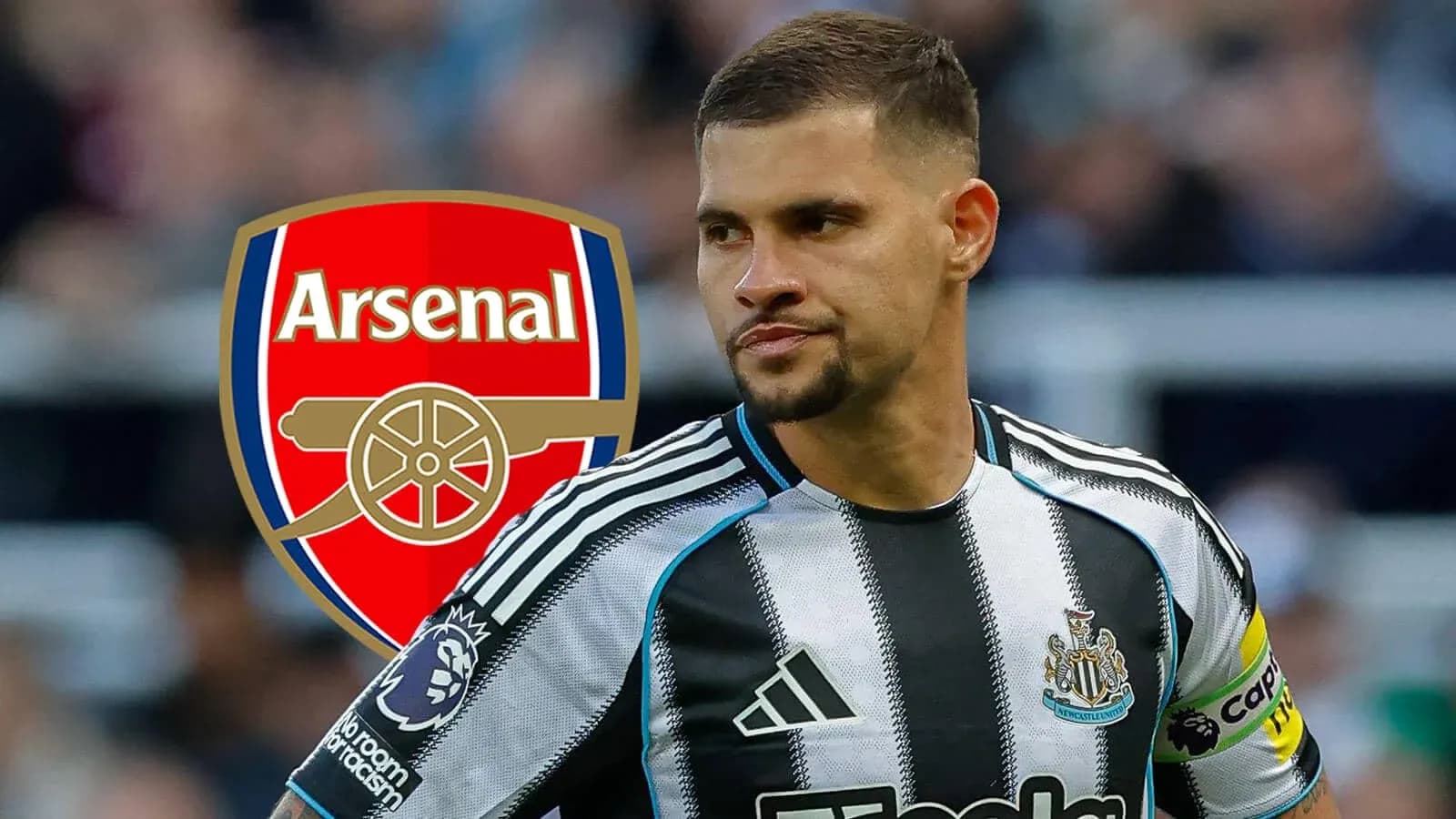 Futbolchi Arsenal logosi bilan maydonda Futbolchi Arsenal logosi bilan maydonda