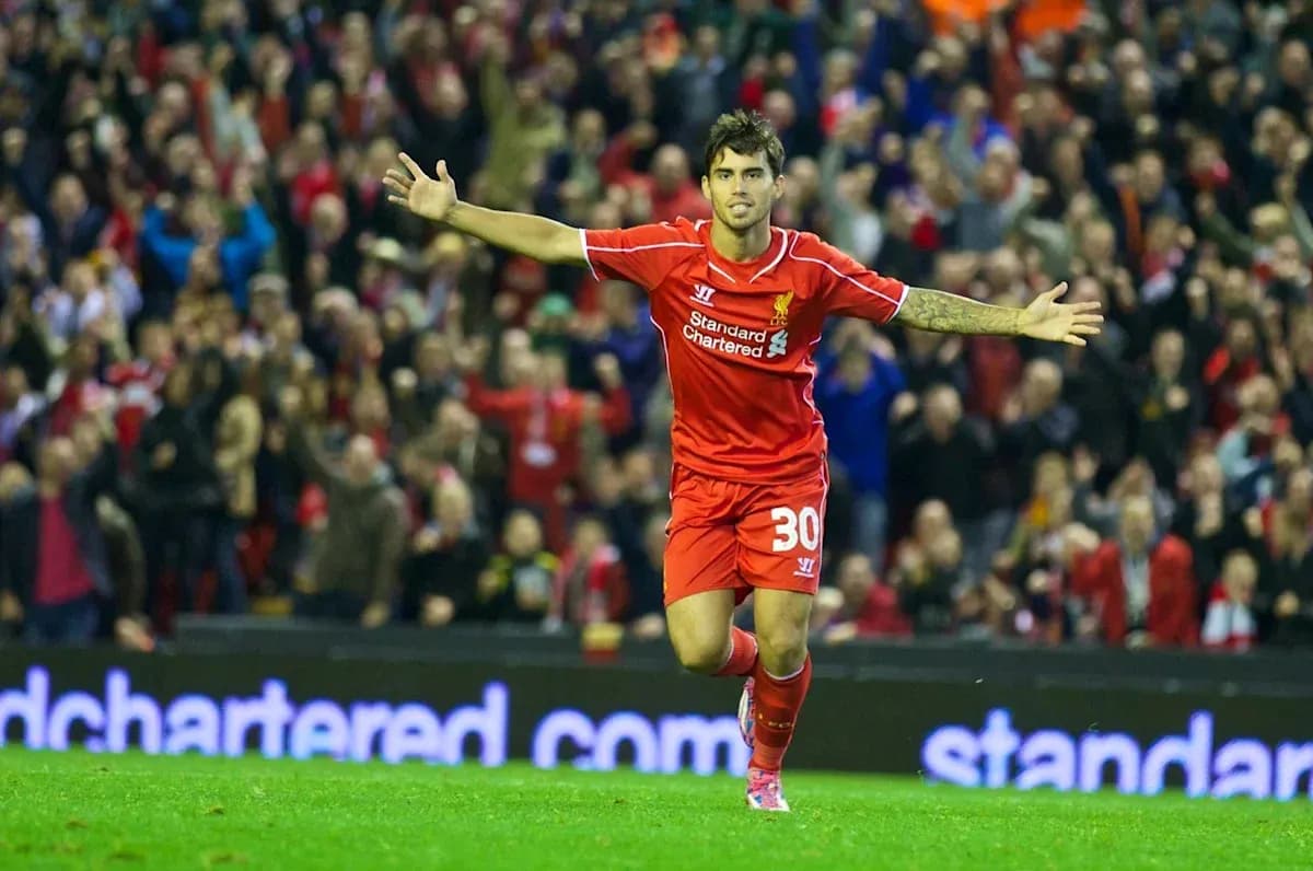 Futbolchi goli nishonlayotgan Liverpul o'yinchisi Futbolchi goli nishonlayotgan Liverpul o'yinchisi