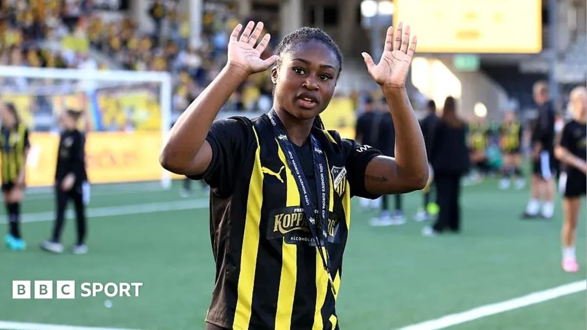 Futbolchi maydonda qo'llarini ko'targan Futbolchi maydonda qo'llarini ko'targan