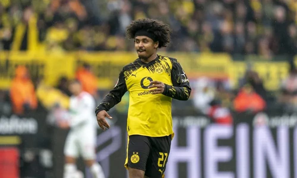 Futbolchi Borussia Dortmund formasida maydonda harakatda Futbolchi Borussia Dortmund formasida maydonda harakatda