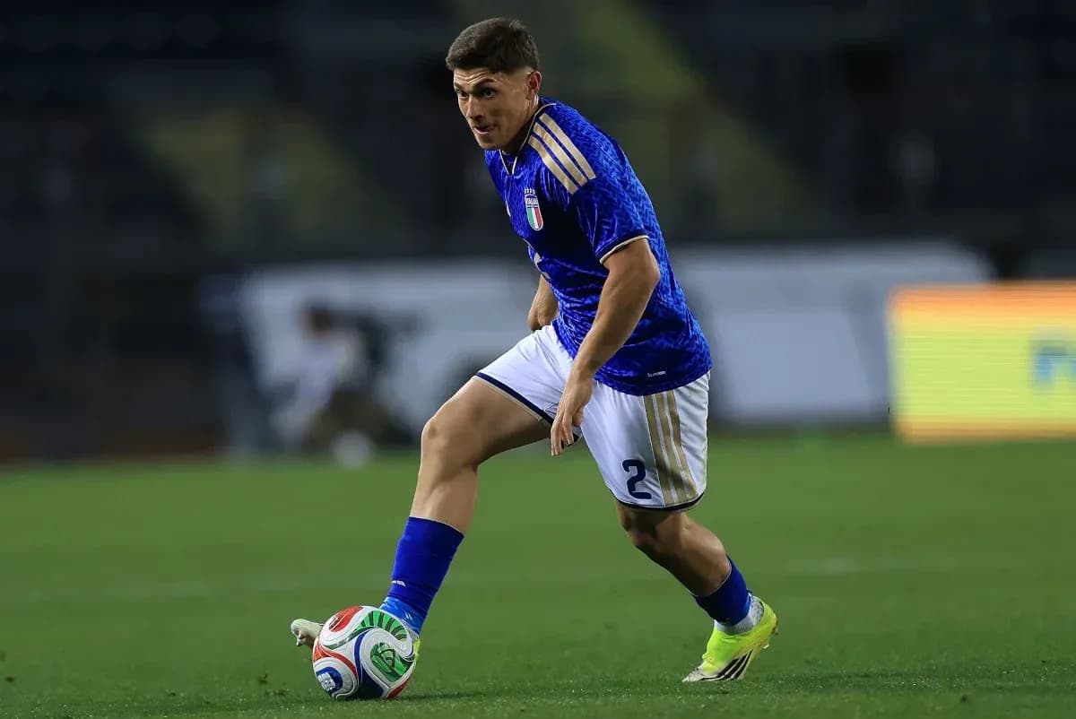 Futbolchi to'pni yuritayotgan holatda Futbolchi to'pni yuritayotgan holatda