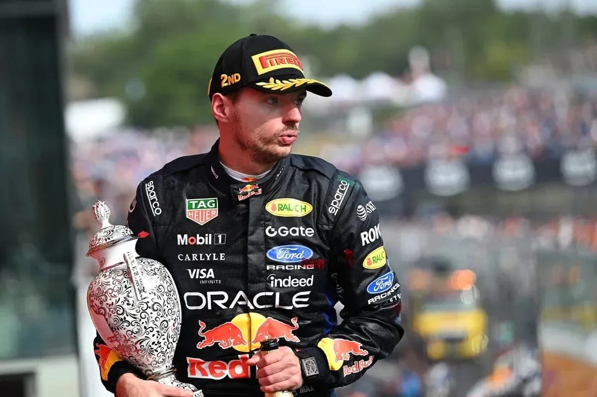 Haydovchi kubok bilan podiumda turibdi Haydovchi kubok bilan podiumda turibdi