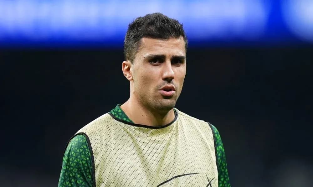 Futbolchi maydonda qizg'in mashg'ulotda Futbolchi maydonda qizg'in mashg'ulotda