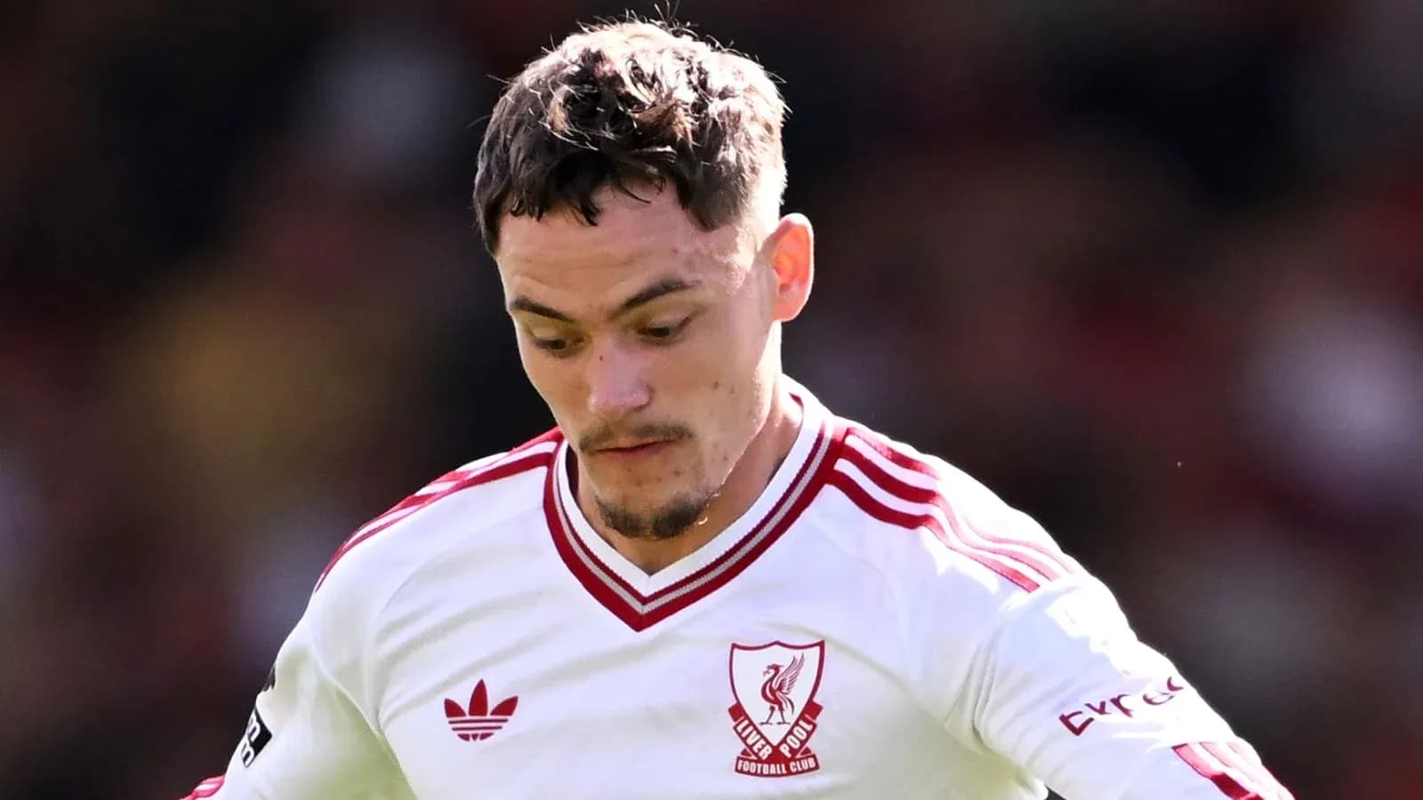 Futbolchi Liverpool formasida maydonga tushmoqda Futbolchi Liverpool formasida maydonga tushmoqda