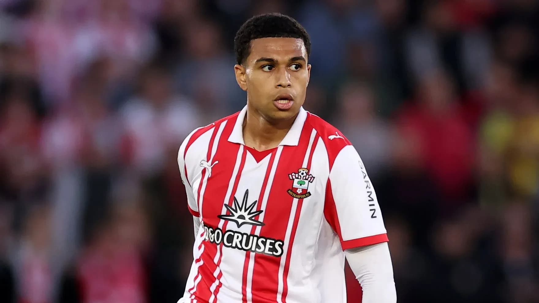 Futbolchi Southampton formasida maydonda harakatda Futbolchi Southampton formasida maydonda harakatda
