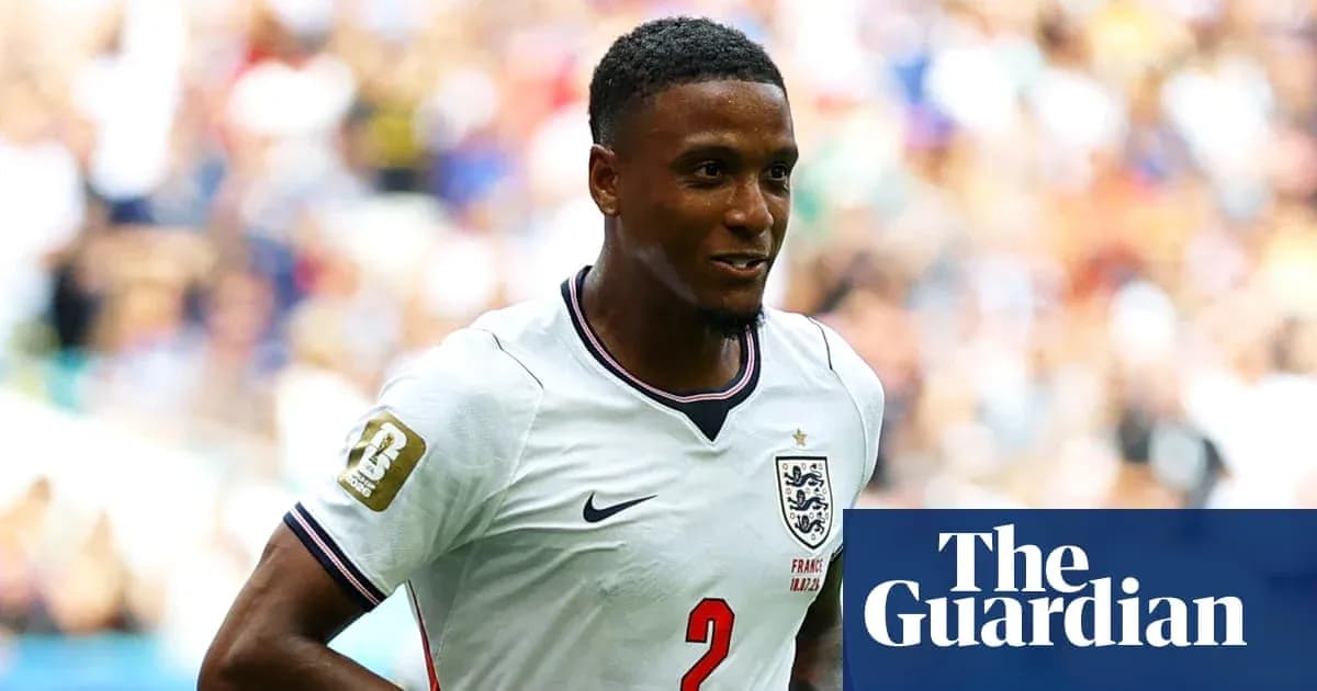 Futbolchi maydonda o'yin davomida harakatda Futbolchi maydonda o'yin davomida harakatda
