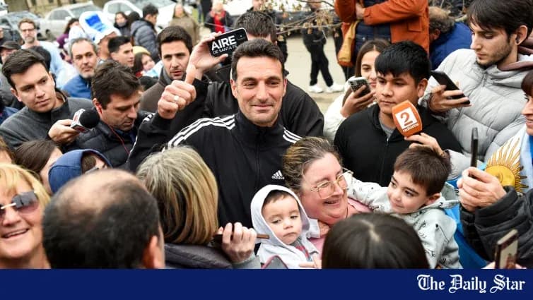 Odamlar atrofida turib, bir shaxsni kutmoqda Odamlar atrofida turib, bir shaxsni kutmoqda