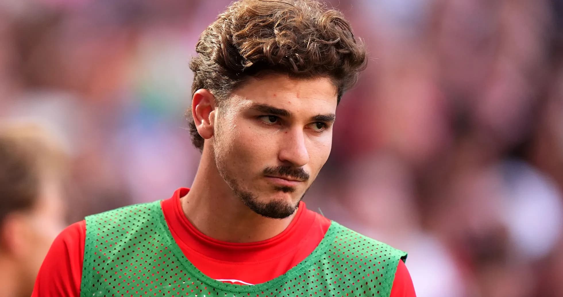 Futbolchi mashg'ulotda, yashil belbog' bilan Futbolchi mashg'ulotda, yashil belbog' bilan