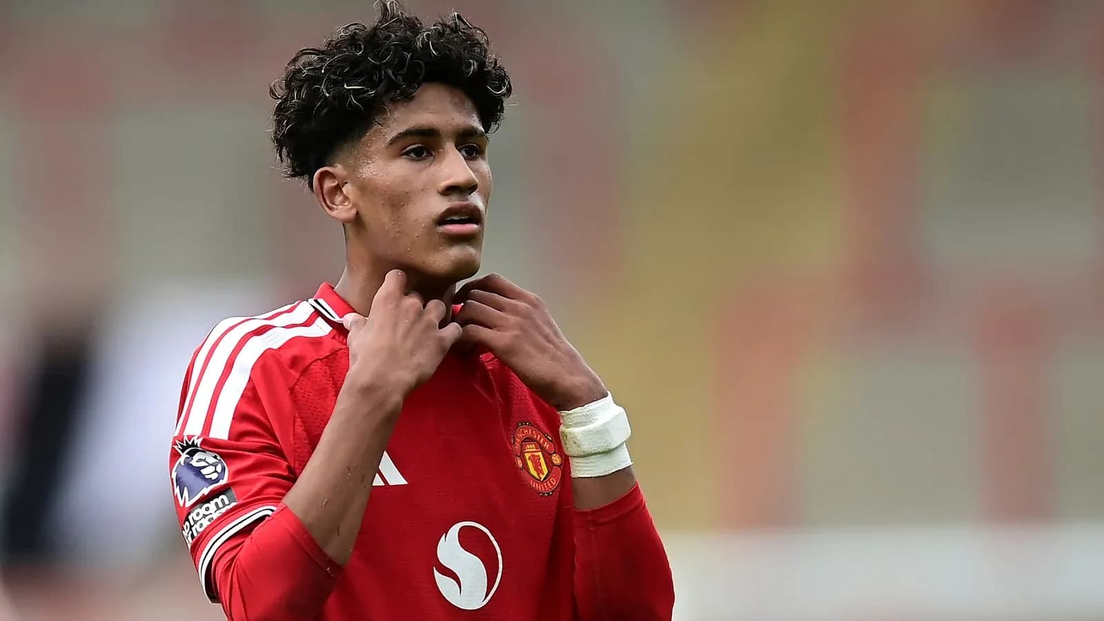 Futbolchi Manchester United formasi bilan maydonda Futbolchi Manchester United formasi bilan maydonda