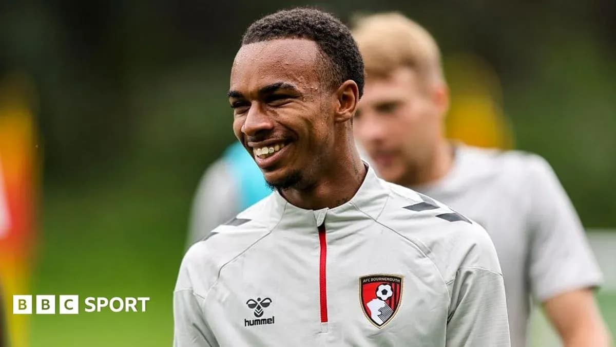 Futbolchi treningda kulgili ko'rinishda Futbolchi treningda kulgili ko'rinishda