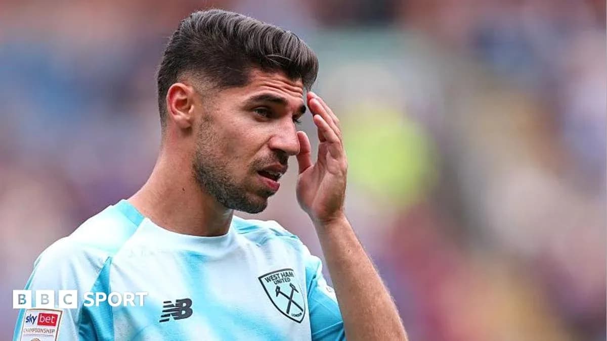 Futbolchi West Ham United jamoasi formasi bilan Futbolchi West Ham United jamoasi formasi bilan