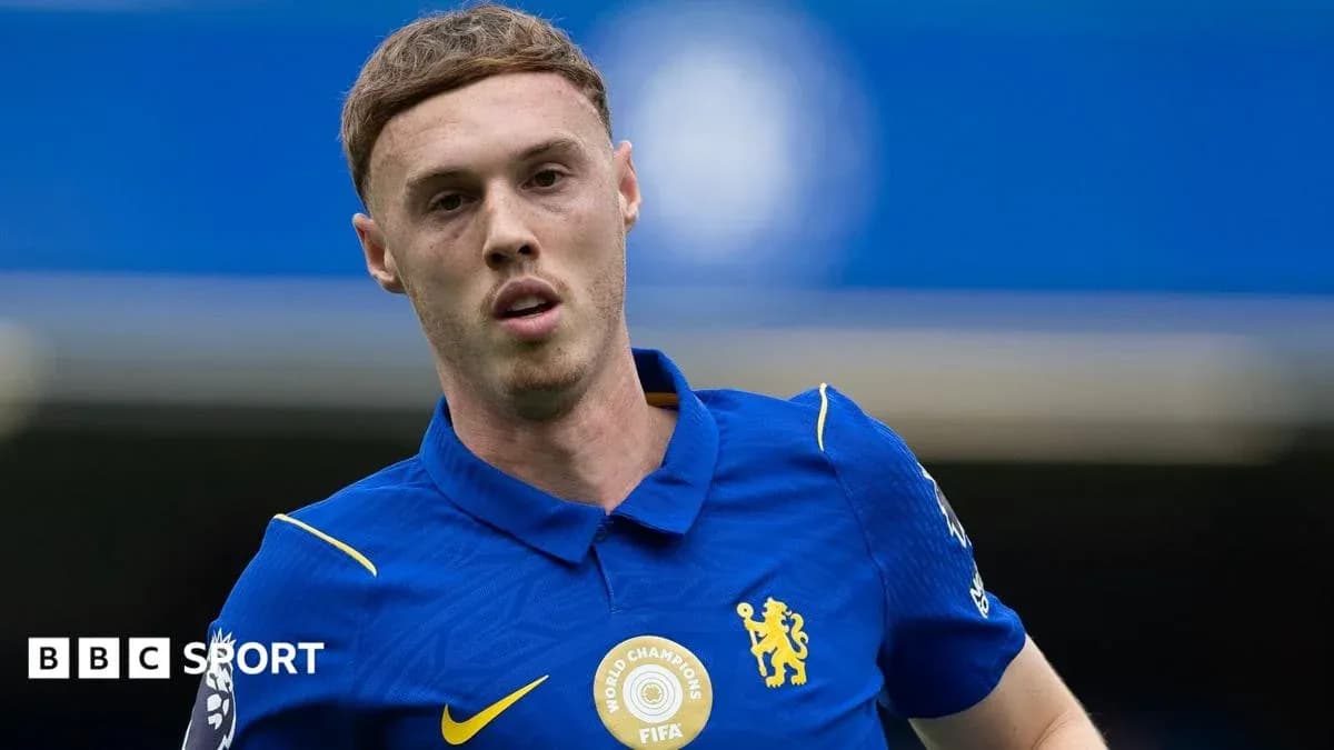 Futbolchi Chelsea formasida maydonni tark etmoqda Futbolchi Chelsea formasida maydonni tark etmoqda