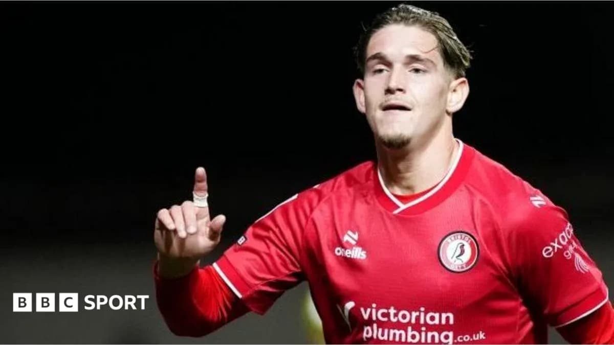 Futbolchi goli nishonlayotgan qizil forma kiygan Futbolchi goli nishonlayotgan qizil forma kiygan