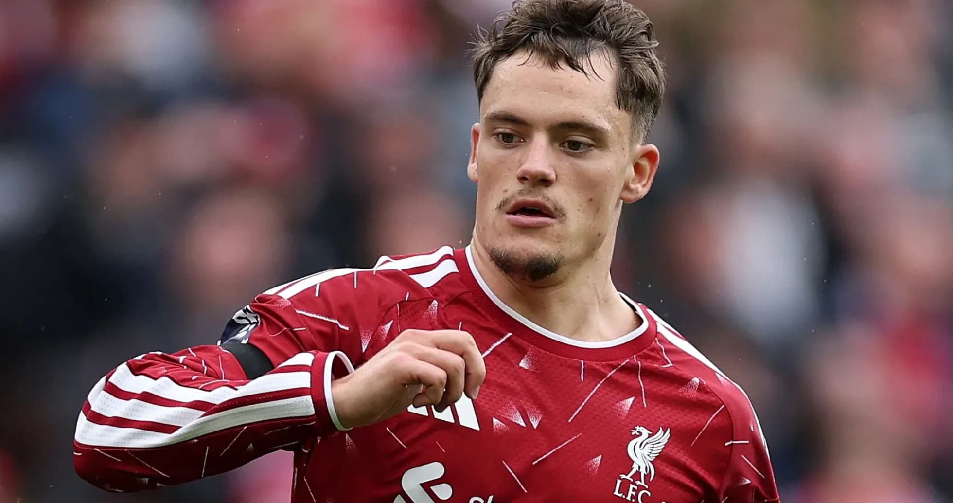 Futbolchi Liverpool formasida harakatda Futbolchi Liverpool formasida harakatda