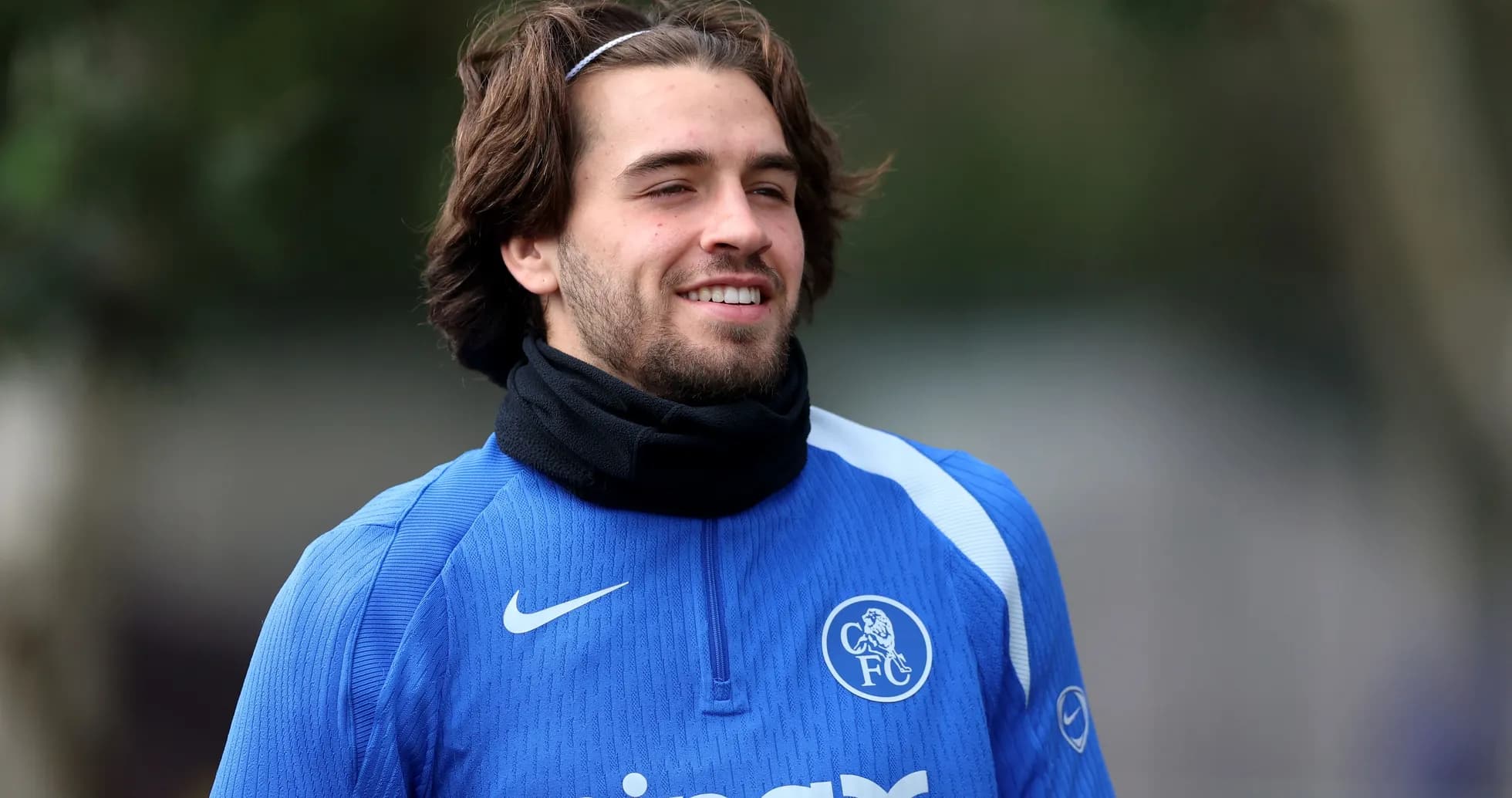 Futbolchi mashg'ulotda ko'k forma kiygan Futbolchi mashg'ulotda ko'k forma kiygan