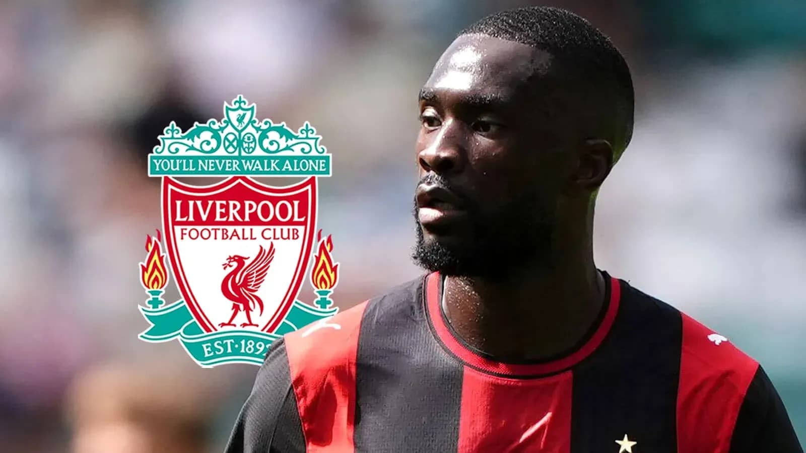 Futbolchi Liverpool logosi orqasida turgan o'yinchi Futbolchi Liverpool logosi orqasida turgan o'yinchi
