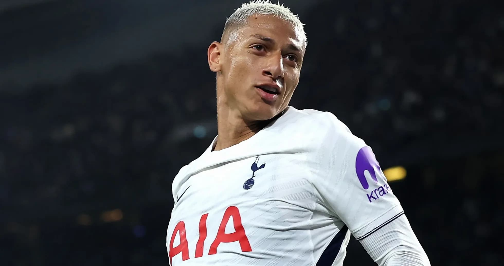 Futbolchi Tottenham formasida maydonda harakatda Futbolchi Tottenham formasida maydonda harakatda