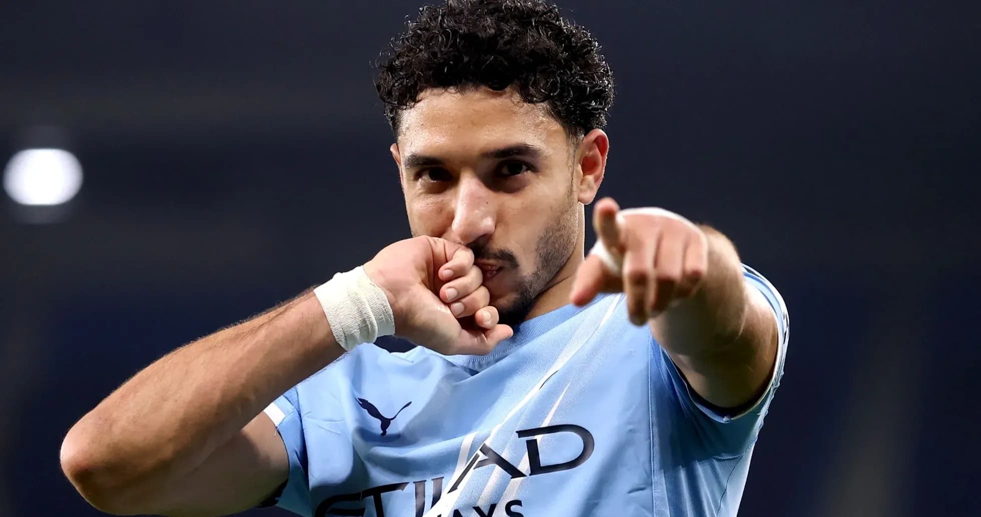 Futbolchi gol urganidan so'ng nishonlayapti Futbolchi gol urganidan so'ng nishonlayapti