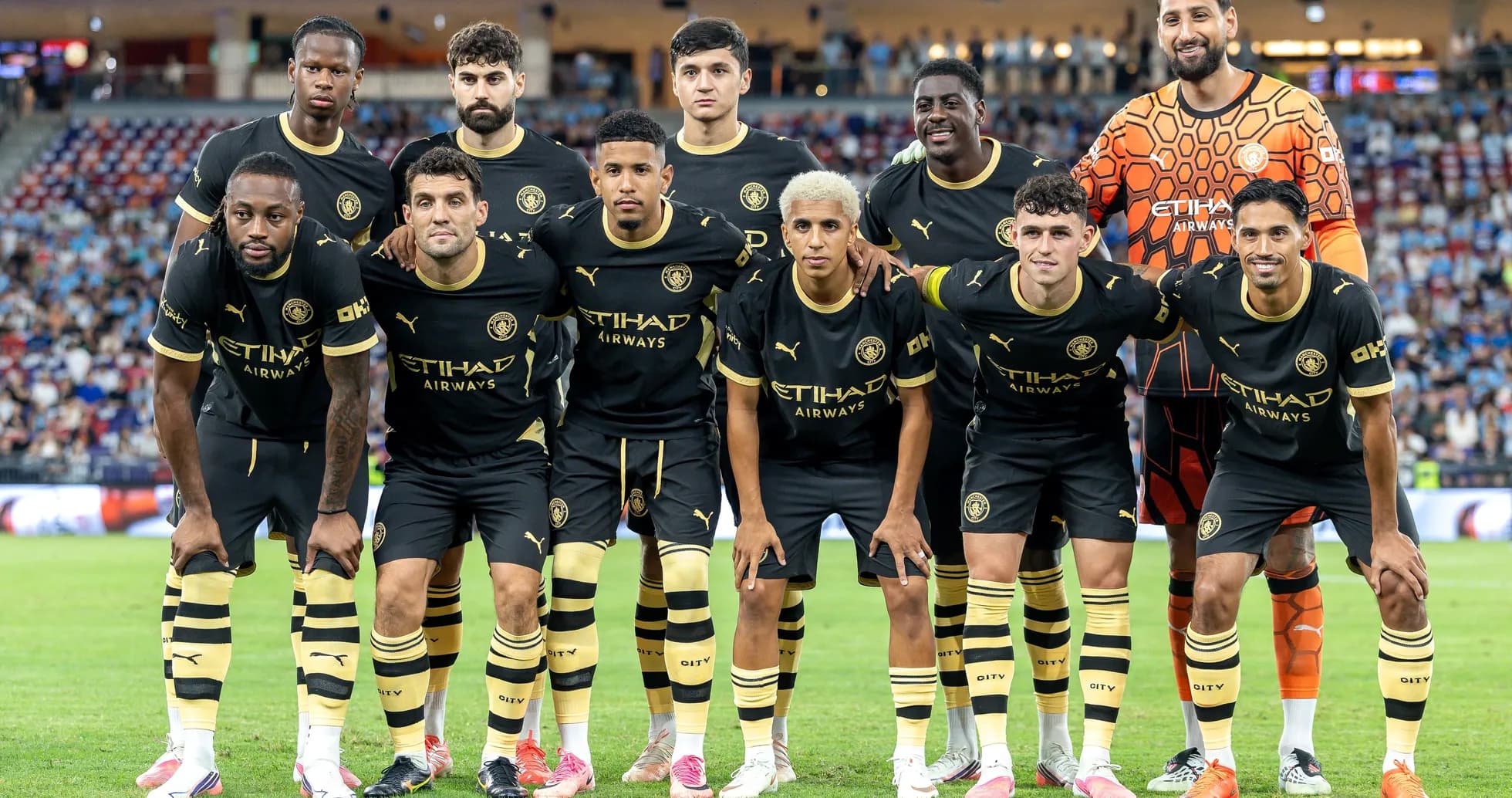 Futbol jamoasi safda, o'yinchilar birga turgan Futbol jamoasi safda, o'yinchilar birga turgan
