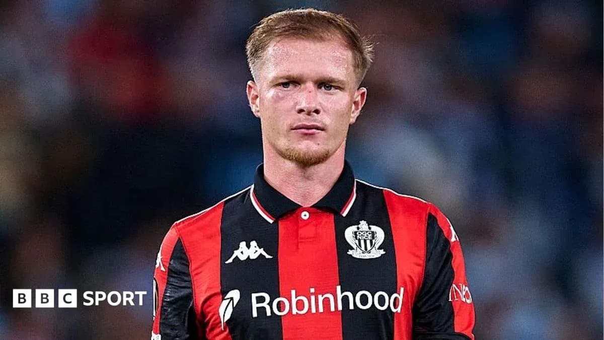 Futbolchi maydonga tayyorlanayotgan ko'rinishda Futbolchi maydonga tayyorlanayotgan ko'rinishda