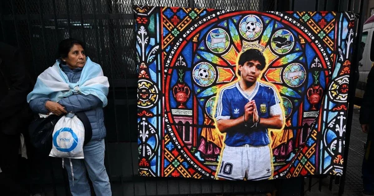Ayol Argentina bayrog'ida Diego Maradona rasmida Ayol Argentina bayrog'ida Diego Maradona rasmida