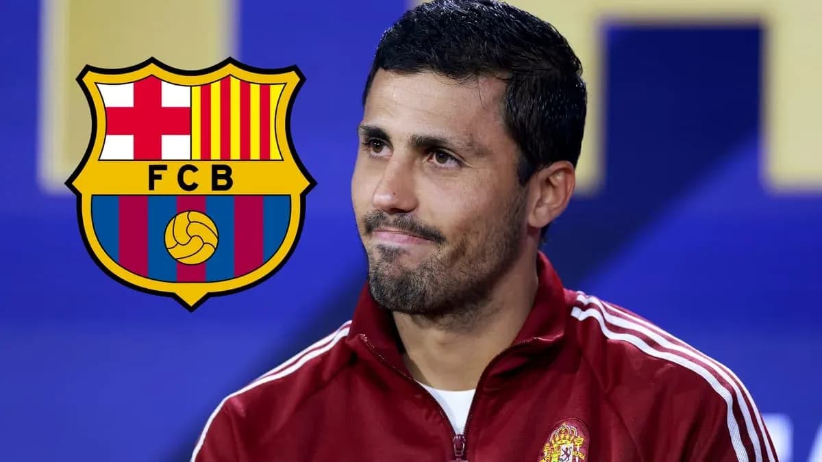 Futbolchi intervyu berayotgani, FC Barcelona logosi fonida Futbolchi intervyu berayotgani, FC Barcelona logosi fonida