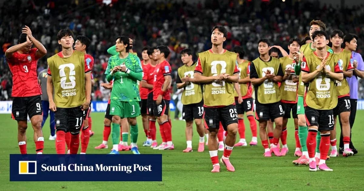 Koreya futbol jamoasi maydonda shukrona bildirayotgan Koreya futbol jamoasi maydonda shukrona bildirayotgan