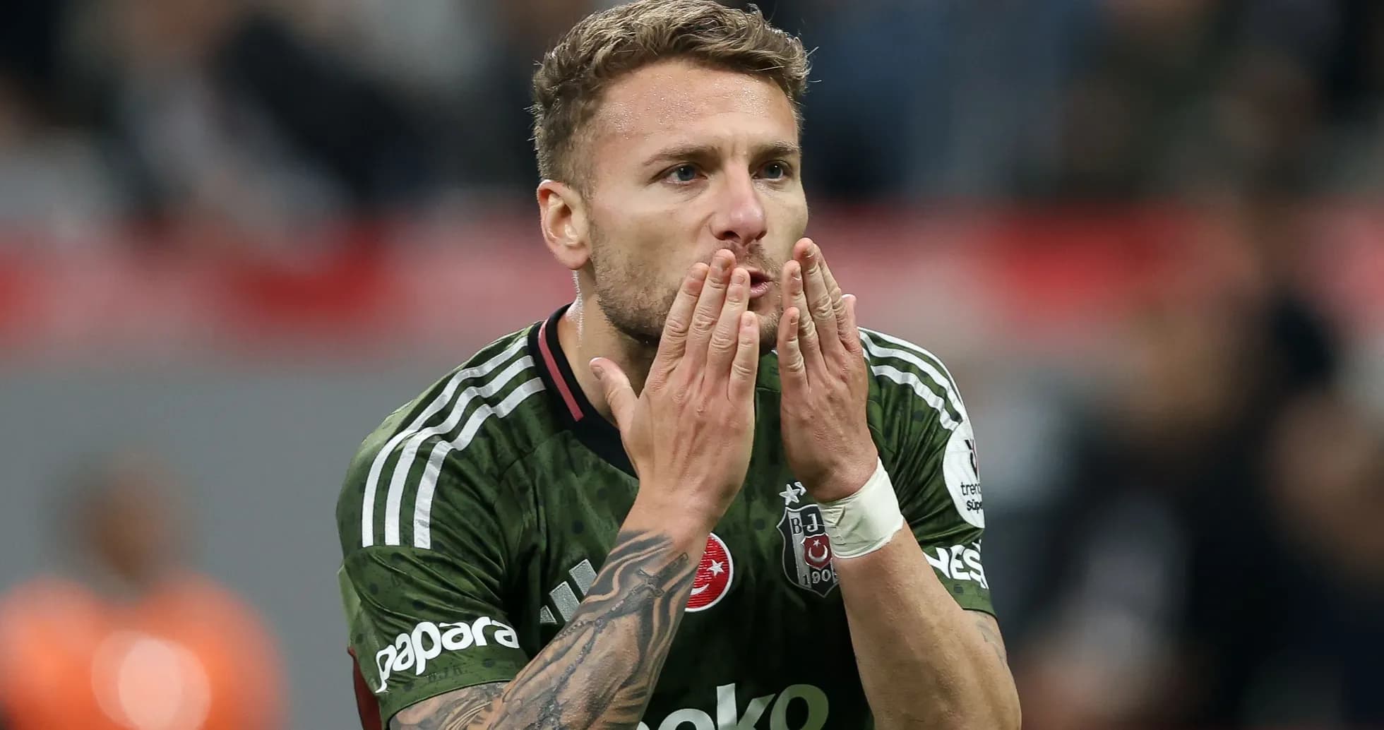 Futbolchi gol urganidan keyin muxlislarga qo'l uzatmoqda Futbolchi gol urganidan keyin muxlislarga qo'l uzatmoqda