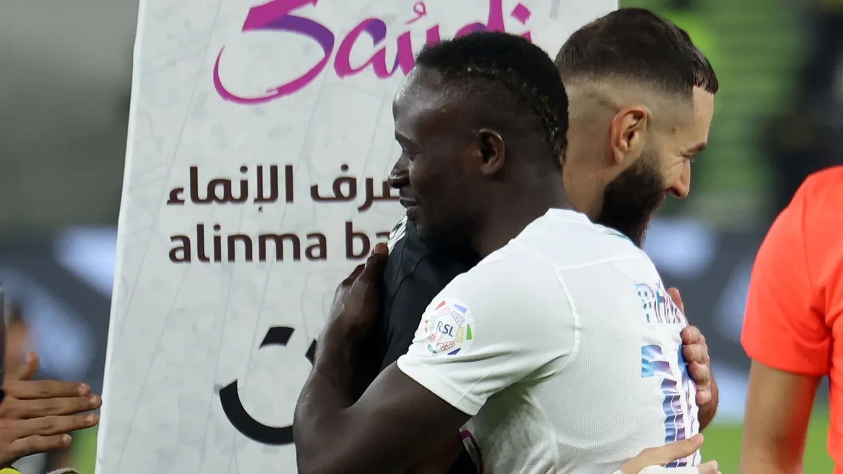 Futbolchilar bir-biriga quchoqlashmoqda Futbolchilar bir-biriga quchoqlashmoqda