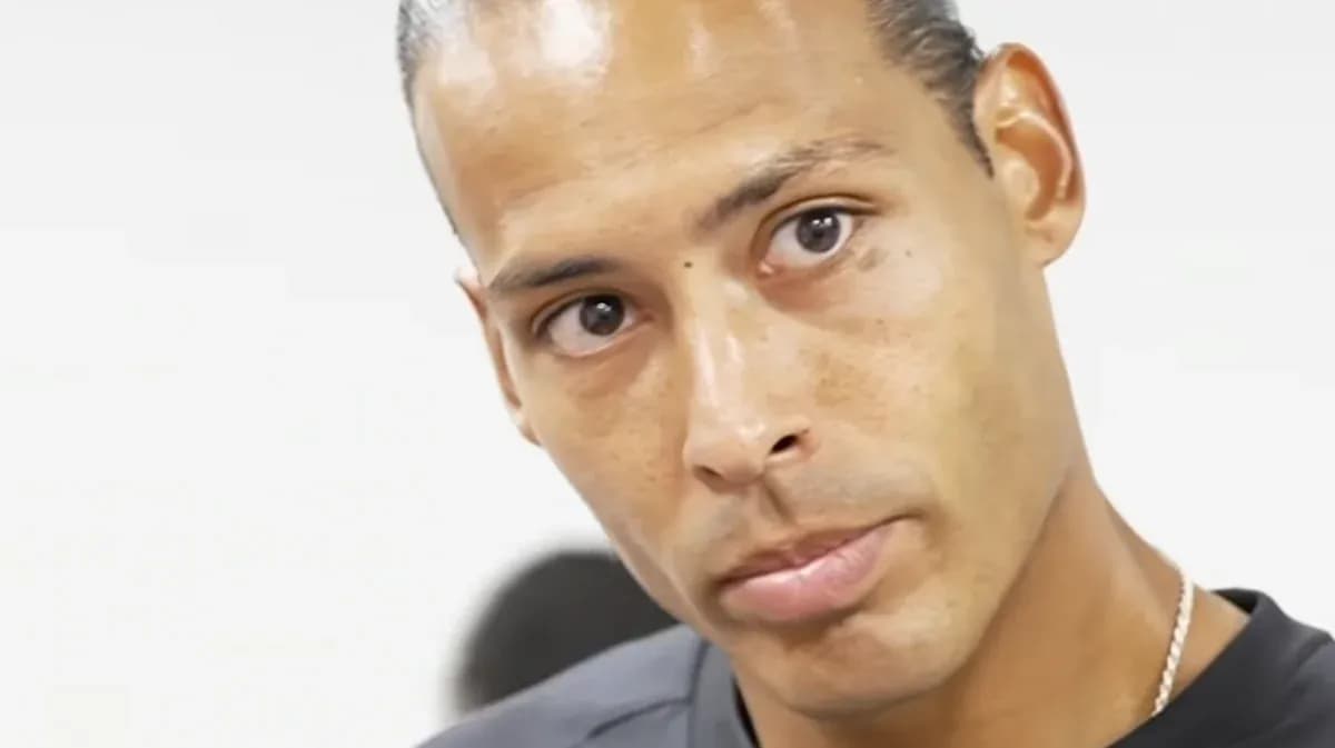 Futbolchi intervyu paytida to'g'ri qarab turibdi Futbolchi intervyu paytida to'g'ri qarab turibdi