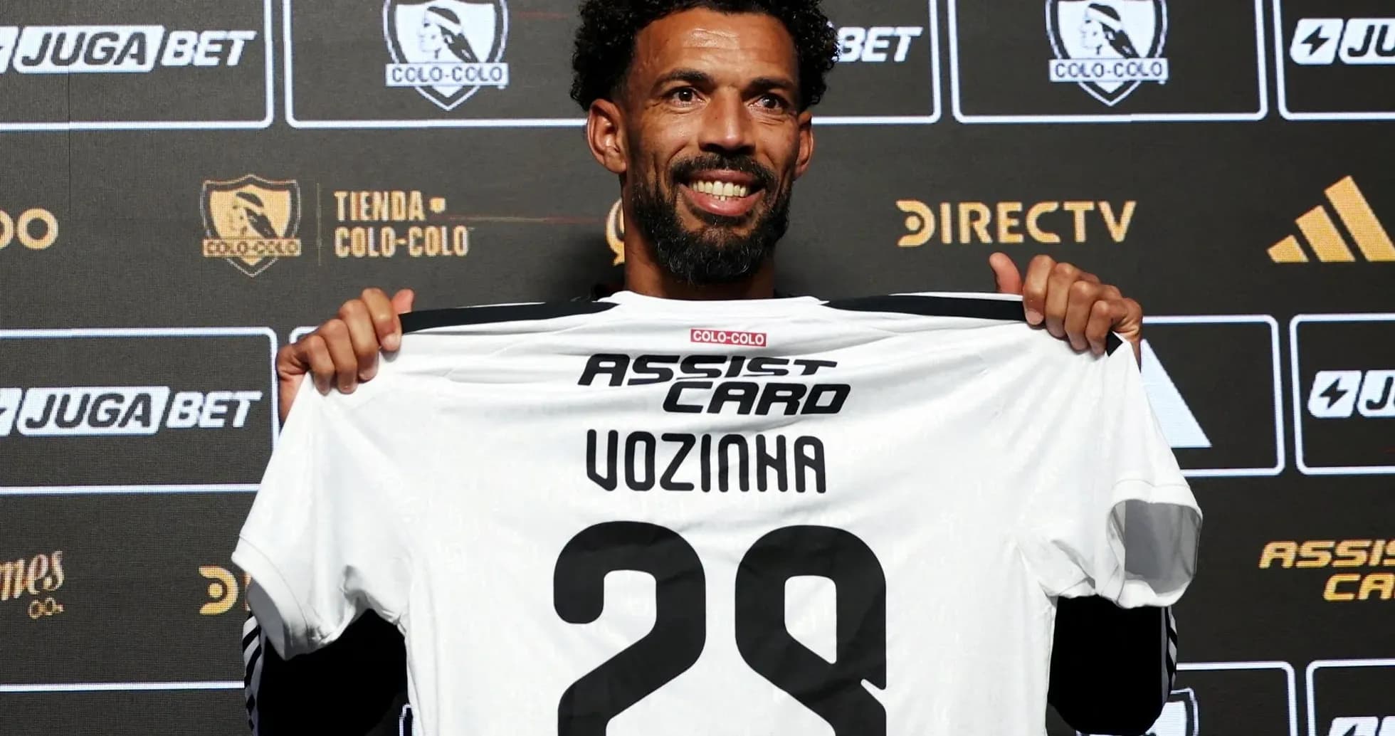 Futbolchi Vozinha yangi forma bilan taqdimotda Futbolchi Vozinha yangi forma bilan taqdimotda