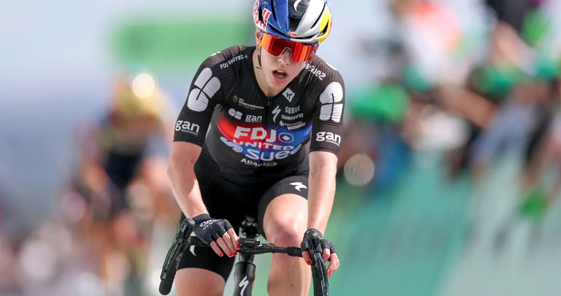 Velosipedchi poyga paytida pedal bosyapti Velosipedchi poyga paytida pedal bosyapti