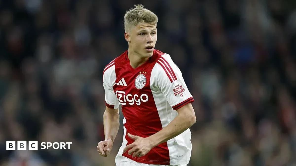 Futbolchi Ajax formasida maydonda harakatda Futbolchi Ajax formasida maydonda harakatda