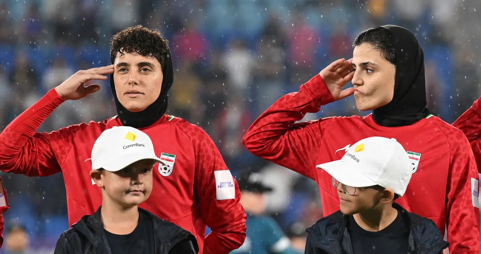 O'yin oldidan xuddi shunday holatda futbolchilar O'yin oldidan xuddi shunday holatda futbolchilar