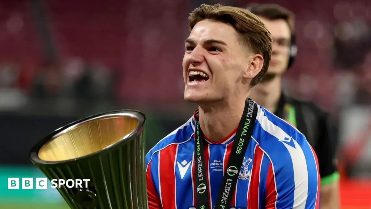 O'yinchi kubok bilan g'alaba qozonayotgan paytda O'yinchi kubok bilan g'alaba qozonayotgan paytda